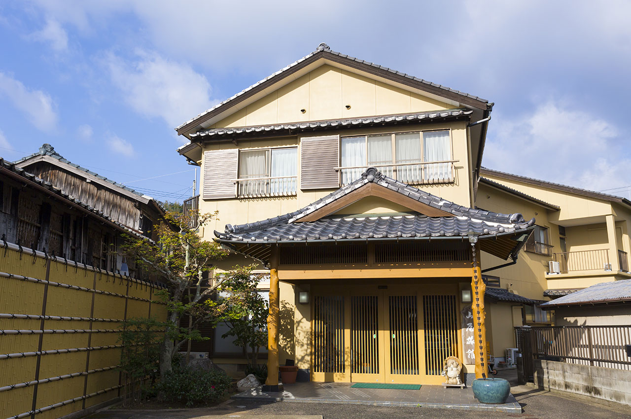 山屋旅館・玄関全景